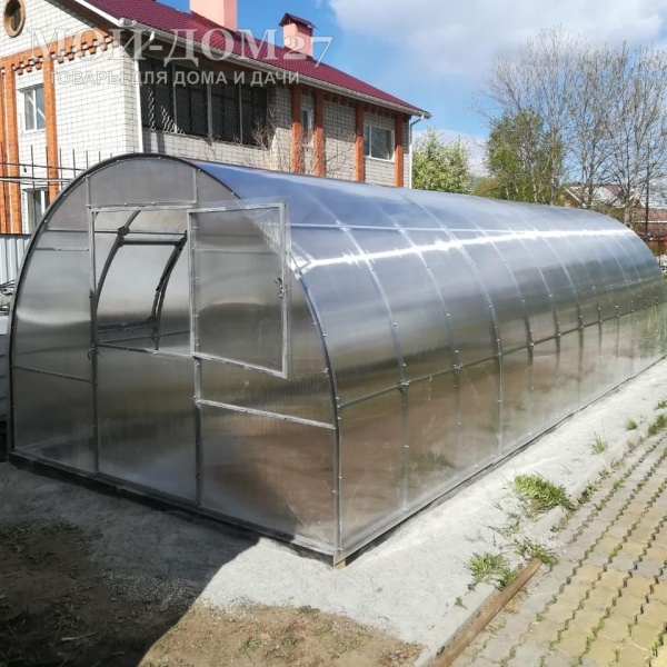 Теплица Крепче Усиленная 8 метров с поликарбонатом | Мой-Дом27 | Каркас изготовлен из оцинкованной замкнутой трубы 30*20 мм.<br>
 Ширина - 3 метра. Высота - 2,1 метра. Длина 8 метров. <br>
 Выдерживаемая снеговая нагрузка - 230 кг/м2. Выдерживаемая ветровая нагрузка - до 28 м/с.<br>
 <b>ЦЕЛЬНОСВАРНЫЕ ТОРЦЫ и ДУГИ. Расстояние между дугами 0,65 метра.</b><br>
 Толщина металла дуг 1 мм. Ширина двери 0,96 метра.<br>